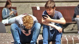 Βρετανία: Απαγορεύει τα κινητά τηλέφωνα στα σχολεία – Πως θα εφαρμοστεί η απόφαση