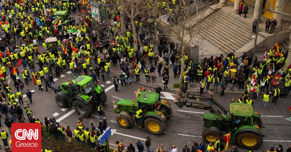 Ισπανία: Κονβόι τρακτέρ στη Μαδρίτη υπό το σύνθημα «ο αγροτικός κόσμος πεθαίνει»