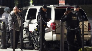 ΗΠΑ: Καρέ - καρέ η στιγμή που αστυνομικοί σκοτώνουν 36χρονο που κρατούσε πλαστικό πιρούνι