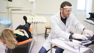 ΑΠΘ: Ρομπότ και τεχνητή νοημοσύνη στο «πλευρό» των οδοντιάτρων