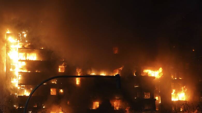 Ισπανία: Στις φλόγες πολυώροφο κτήριο στην Βαλένθια - Τουλάχιστον 13 τραυματίες