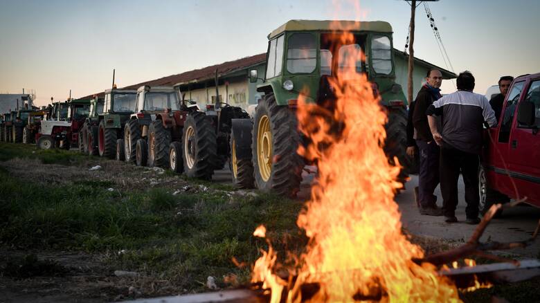 Στα πόστα τους οι αγρότες με το βλέμμα στις Βρυξέλλες - Νέες κυρώσεις για ελληνοποιήσεις