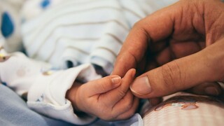 Επίδομα γέννησης: Πόσο αυξάνεται και με ποιον τρόπο θα γίνει η καταβολή του