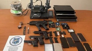 Φοιτητές έκρυβαν πιστόλια σε λούτρινα και τάπερ - Κατασκεύαζαν όπλα με υλικό από Γερμανία και ΗΠΑ