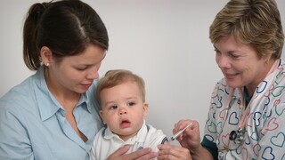 ΕΟΔΥ: Άμεσοι εμβολιασμοί σε παιδιά, Ρομά και υγειονομικούς λόγω έξαρσης ιλαράς και μηνιγγίτιδας