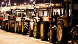 Αγρότες απέκλεισαν ξανά το τελωνείο των Ευζώνων για τα φορτηγά