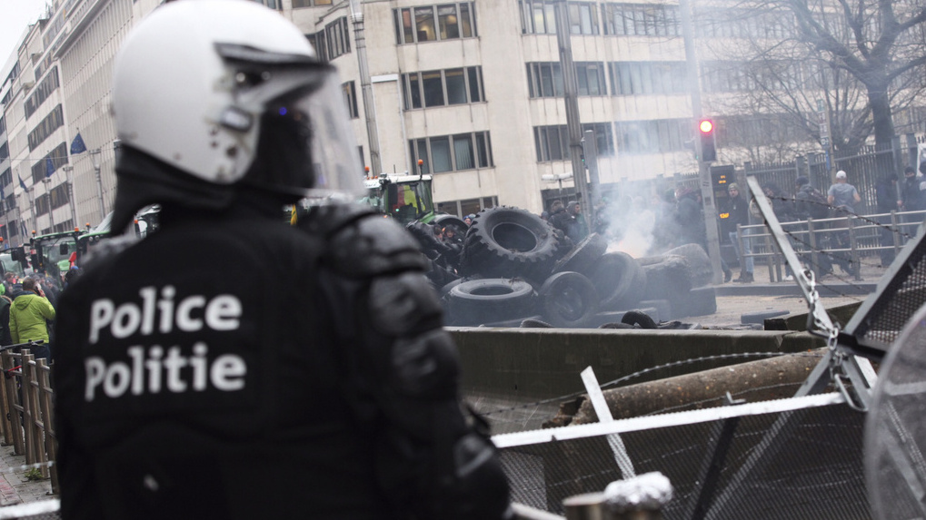 «Εισβολή» αγροτών στο κέντρο των Βρυξελλών - Επεισόδια και χημικά