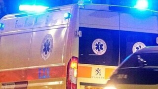 Τροχαίο στην Πάτρα: Aυτοκίνητο «καρφώθηκε» σε κολώνα - Δύο τραυματίες
