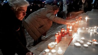 Αλβανία: 57 κεριά άναψαν στα Τίρανα για τα θύματα των Τεμπών 
