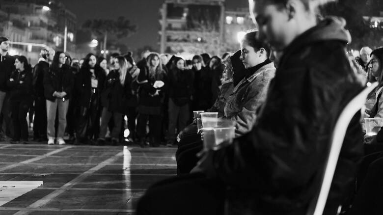Τέμπη: Βουβή θλίψη στη βραδινή πορεία στη Θεσσαλονίκη