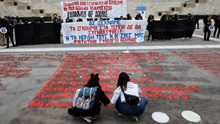 Βουλή: Αντιδράσεις από τα κόμματα για το σβήσιμο των ονομάτων των 57 θυμάτων των Τεμπών