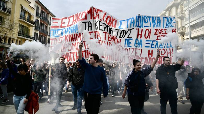 Θεσσαλονίκη: Αναβλήθηκε η δίκη των τριών φοιτητών - «Απρόκλητη βία» καταγγέλλει ο 19χρονος