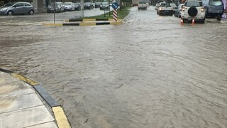 Κακοκαιρία: Πλημμύρισε η παραλιακή - Απροσπέλαστοι οι δρόμοι