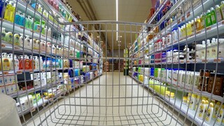 Μειώσεις στις τιμές των προϊόντων στα σούπερ μάρκετ φέρνουν τα μέτρα κατά της ακρίβειας