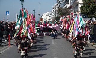 Θεσσαλονίκη: Ξεσήκωσαν το κέντρο οι Κωδωνοφόροι με την παρέλασή τους