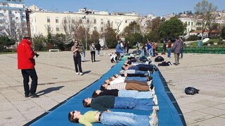 Θεσσαλονίκη: Ανθρώπινη αλυσίδα μνήμης αφιερωμένη στα 57 θύματα των Τεμπών