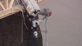 Η διάσωση οδηγού ενός φορτηγού που κρέμεται από γέφυρα - Πλάνα που κόβουν την ανάσα