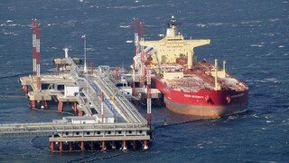 Οι κυρώσεις αναγκάζουν τη Μόσχα να μειώσει την παραγωγή πετρελαίου